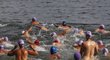 Bez plavek museli plavci absolvovat 900 metrů dlouhou trať v moři