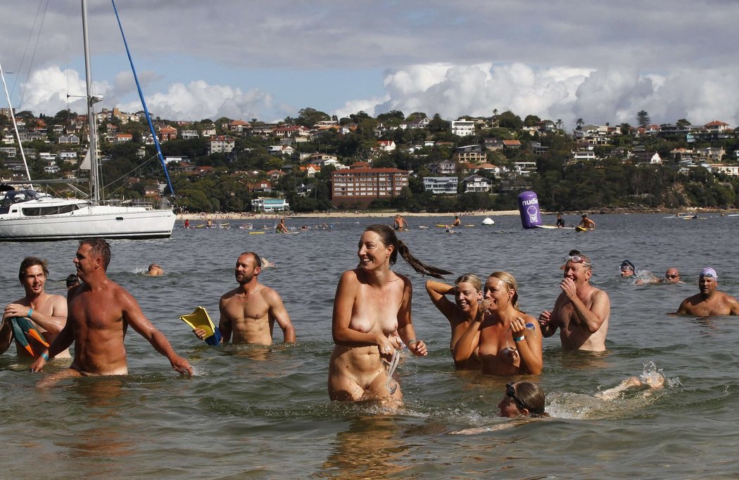 V Austrálii odhodilo při závodu Skinny Sydney plavky víc než tisíc lidí