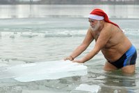Do plavek! Otužilci si na Štěpána zaplavou v ledové Vltavě