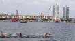 Dálkoví plavci protestovali proti teplé vodě