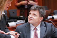 Ministr odstoupil po skandálu s dotacemi. Na Slovensku pokračuje vládní krize