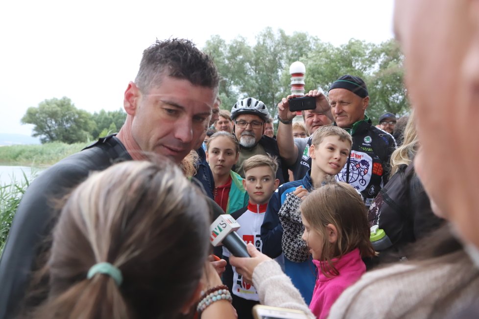 Marek Jedlička z Hodonína přeplaval ve středu 27. června Baťův kanál. Trasu dlouhou 43 kilometrů zvládl za 14 hodin a 3 minuty.