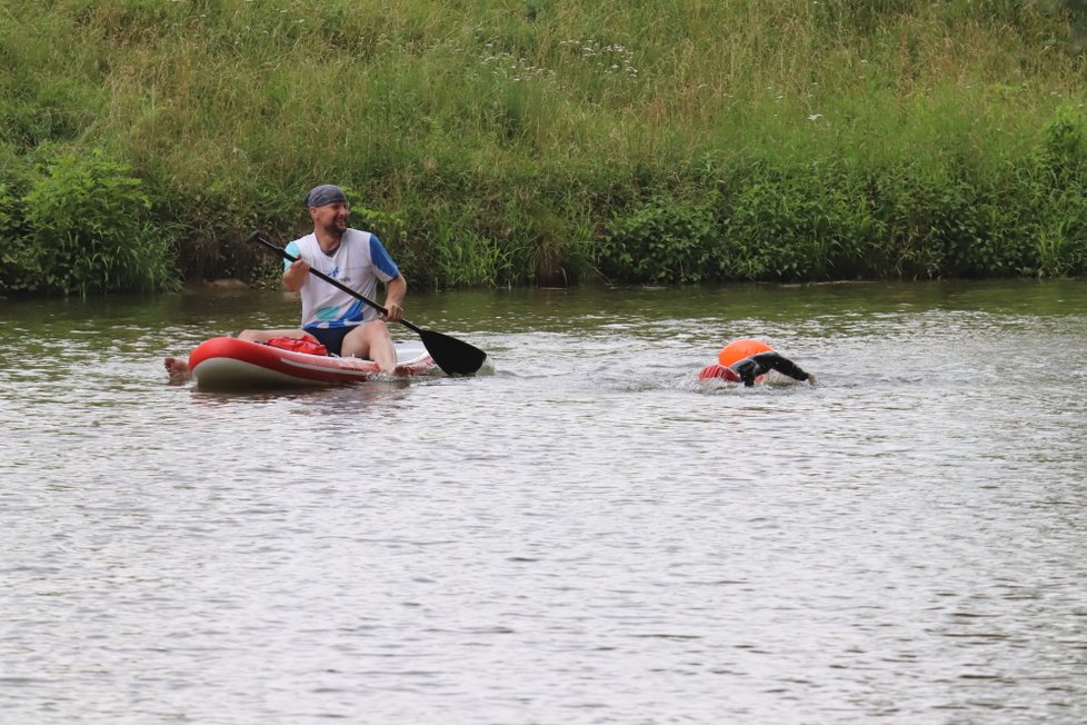 Marek Jedlička z Hodonína přeplaval ve středu 27. června Baťův kanál. Trasu dlouhou 43 kilometrů zvládl za 14 hodin a 3 minuty. Na paddleboardu ho doprovázel Pavel Dvořáček.
