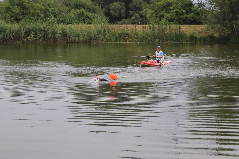 Marek Jedlička z Hodonína přeplaval ve středu 27. června Baťův kanál. Trasu dlouhou 43 kilometrů zvládl za 14 hodin a 3 minuty. Na paddleboardu ho doprovázel Pavel Dvořáček.