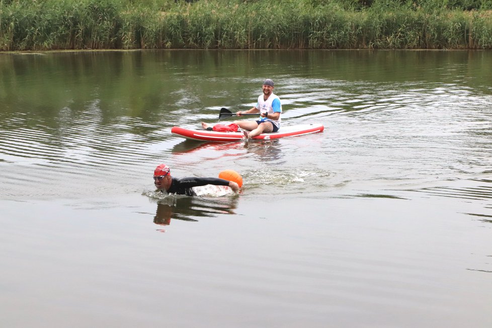 Marek Jedlička z Hodonína přeplaval ve středu 27. června Baťův kanál. Trasu dlouhou 43 kilometrů zvládl za 14 hodin a 3 minuty. Na paddleboardu ho doprovázel Pavel Dvořáček.