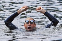 Plavec zdolal tok Vltavy za dvacet dní