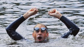Paul Whitaker (41) se raduje v cíli své plavby v pražských Žlutých lázních