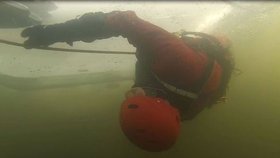 Potápěči objevili tělo plavce v hloubce 2,5 metru. Bez kyslíku zůstal v ledové vodě 25 minut.