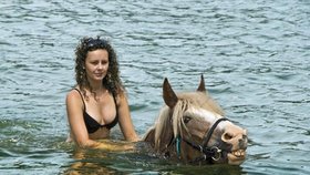 Sylvie si plavení koní užívá. Příjemně se ochladí ona i kobylka Azira.