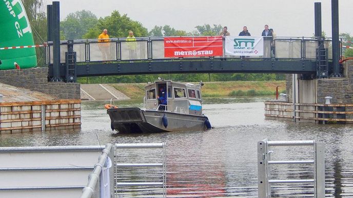 Plavidla se v budovaném přístavu Hluboká nad Vltavou objevují zatím jen sporadicky a vesměs patří stavbařům. Přístav vzniká v původním korytu řeky, dělníci zde museli mimo jiné odbagrovat 25 tisíc kubíků bahna