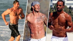 Hugh Jackman, David Beckham, Craig David a další ukázali mužná těla na plážích