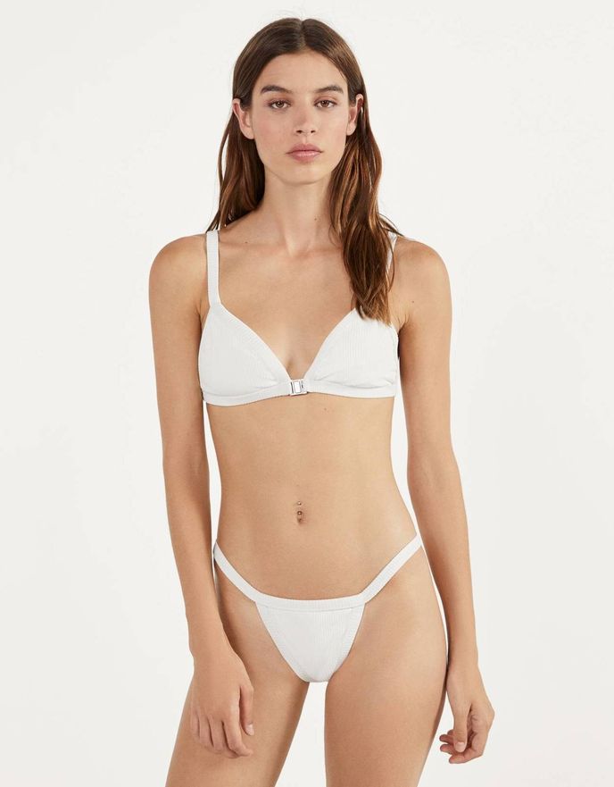 Bikinové plavky se strukturou, Bershka, vršek 149 Kč, spodek 209 Kč