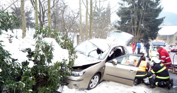 V Plavech na Jablonecku zasáhl osobní automobil kus ledu, letící z protijedoucího kamionu. Řidiče s těžkými poraněními převezli do Liberecké nemocnice. Ovšem až poté, co ho vyprostili zasahující hasiči z jeho zdemolovaného vozu