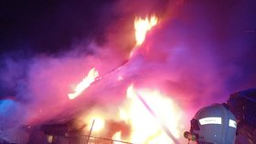 Ničivý noční požár v obci Plavy na Jablonecku likvidovalo 13 hasičských jednotek.