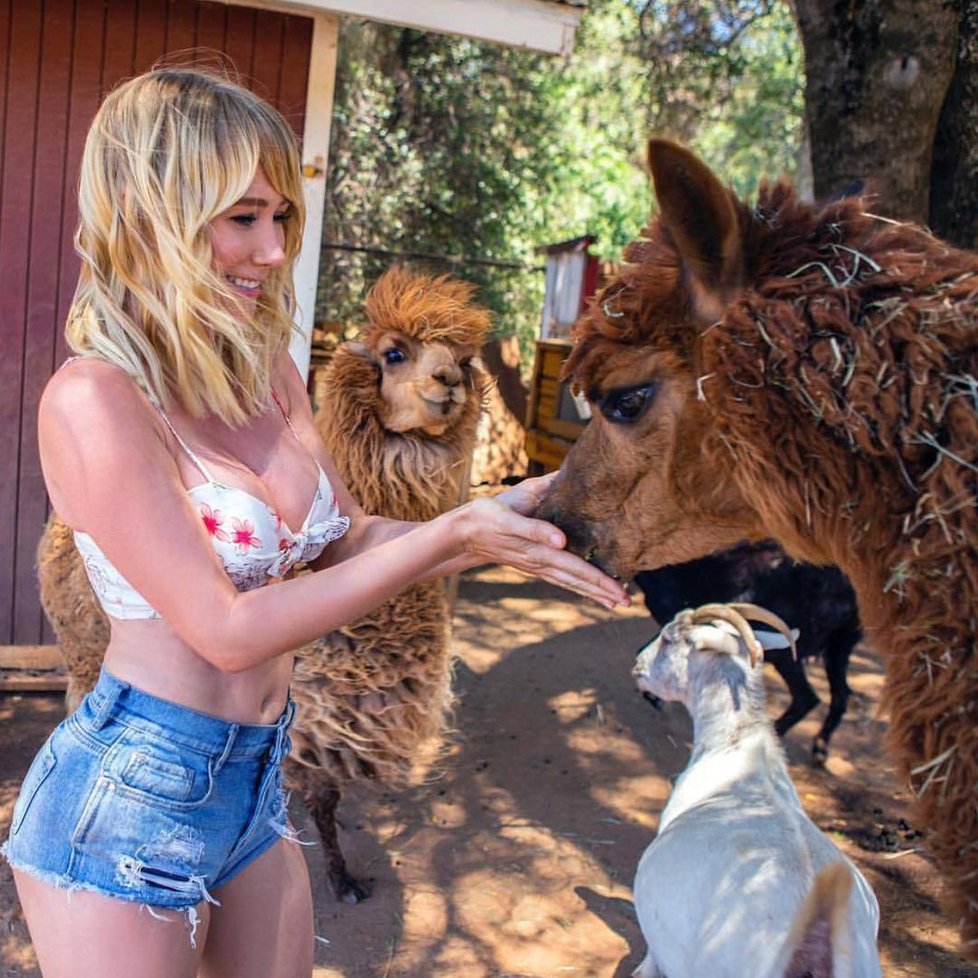 Playmate Sara Jean Underwood vyráží na túry opravdu »nalehko«. Sexy cestovatelka má miliony fanoušků.