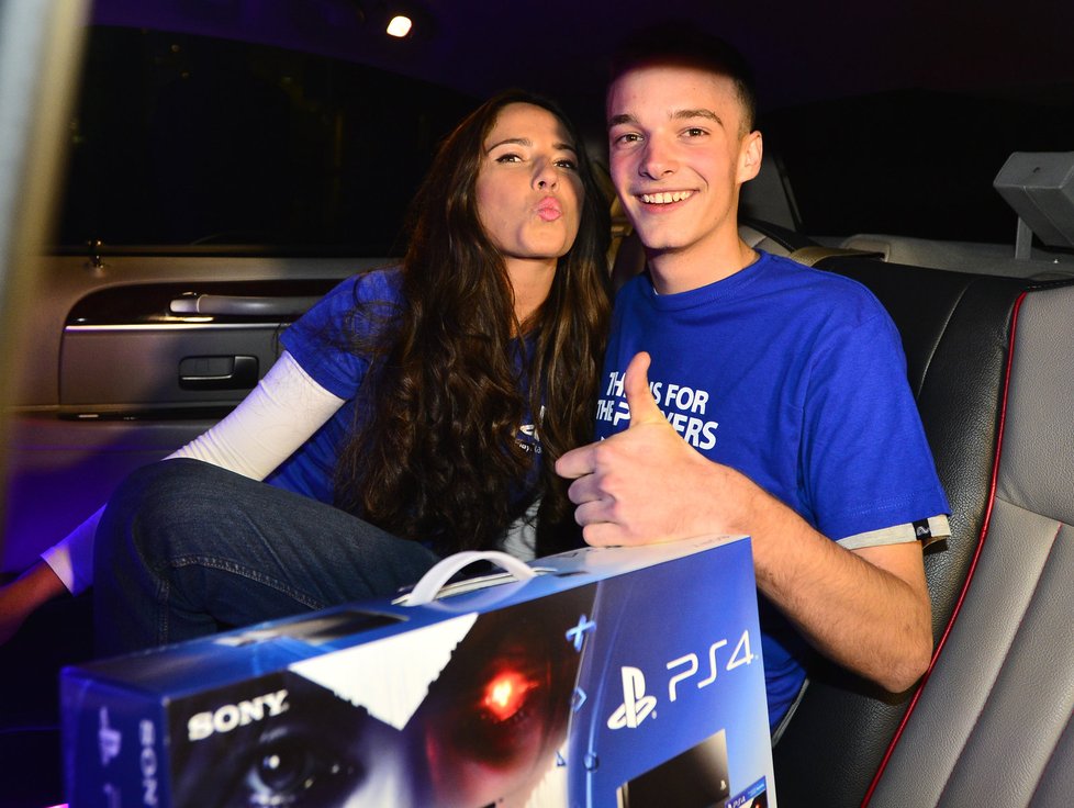 Daliborovi (17) se třináctihodinové čekání na PlayStation 4 vyplatilo. V limuzíně mu dělala společnost sličná hostestka.