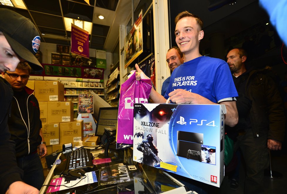 Šťastný Dominik (17) si odnáší PlayStation 4 jako první.