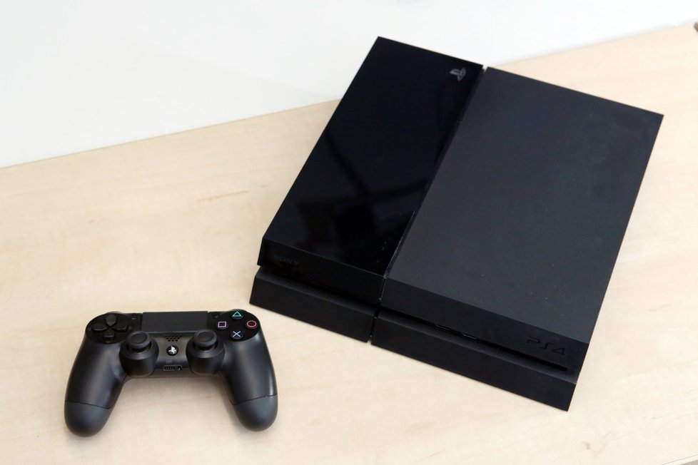 PlayStation 4 má zpoplatněné online hraní. Zaplatit si musíte službu PlayStation Plus. V jejím rámci si ale můžete každý měsíc stáhnout minimálně jednu hru zdarma.