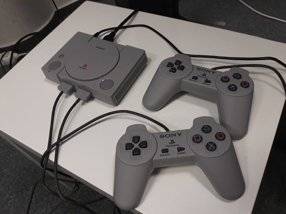 PlayStation Classic nabízí 20 videoher.