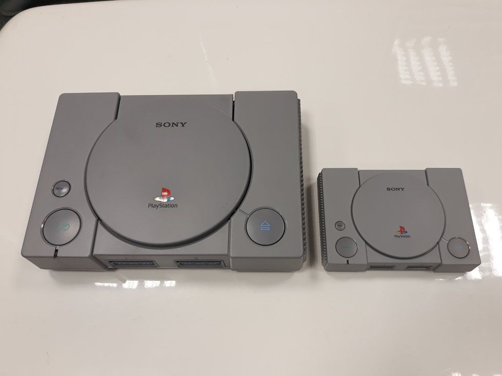 PlayStation Classic v porovnání s původní PlayStation konzolí.