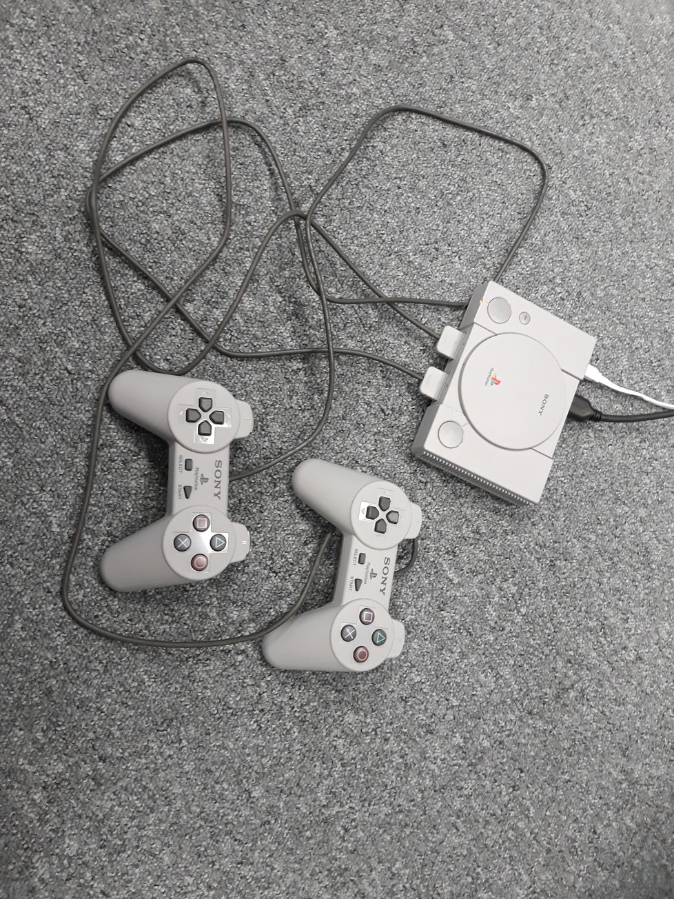 PlayStation Classic se dodává se dvěma ovladači.