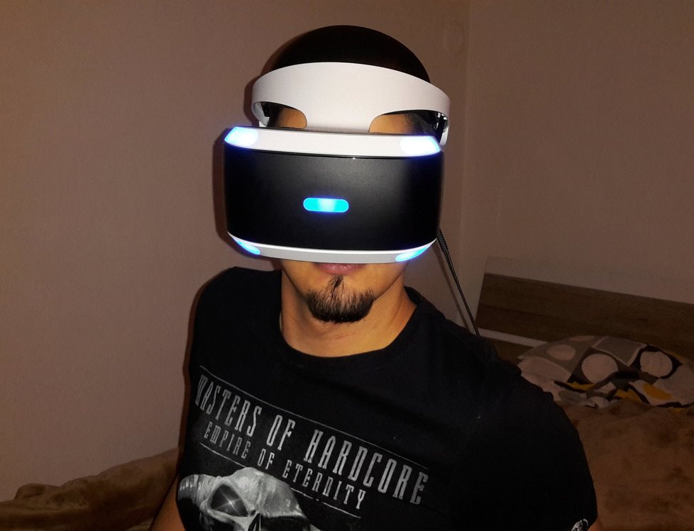 Redaktor Blesk.cz při hraní na PlayStation VR