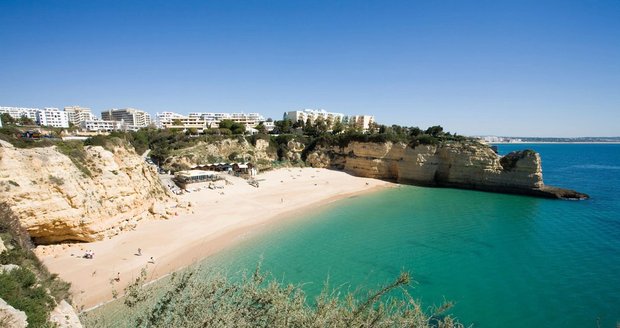 Pláž Armaçao de Pera, Algarve (Portugalsko)