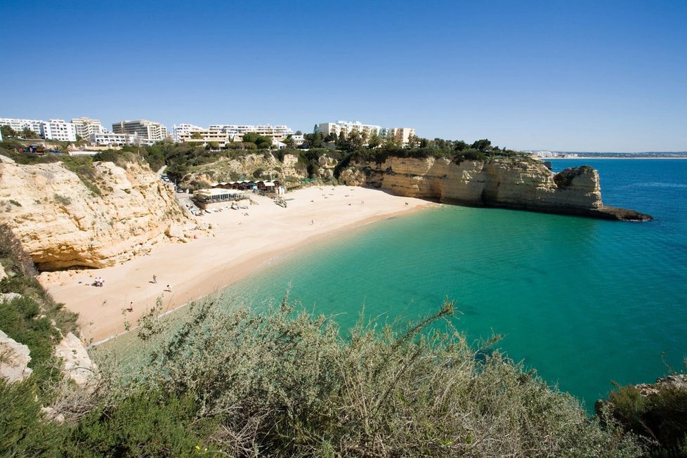 Pláž Armaçao de Pera, Algarve (Portugalsko)