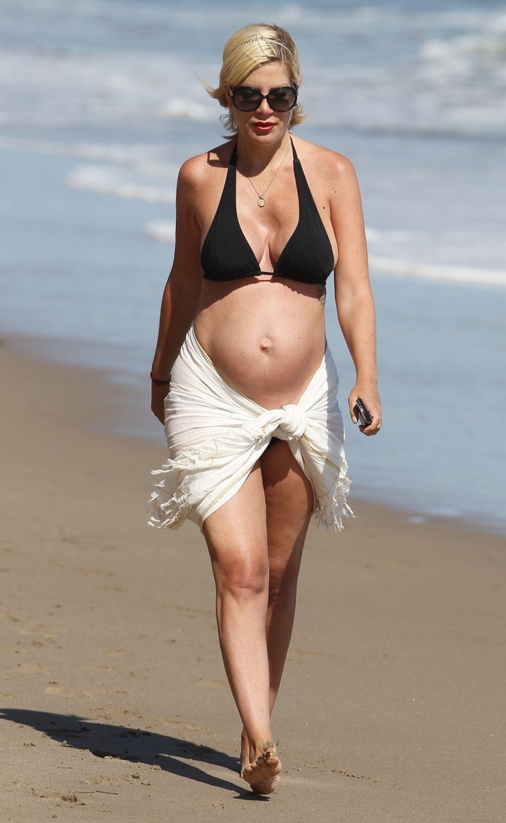 Tori Spelling si nahřívala těhotenské bříško na pláži