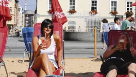 Koktejl si na lehátku na centrálním brněnském náměstí vychutnala i Andrea Bartošová (34).