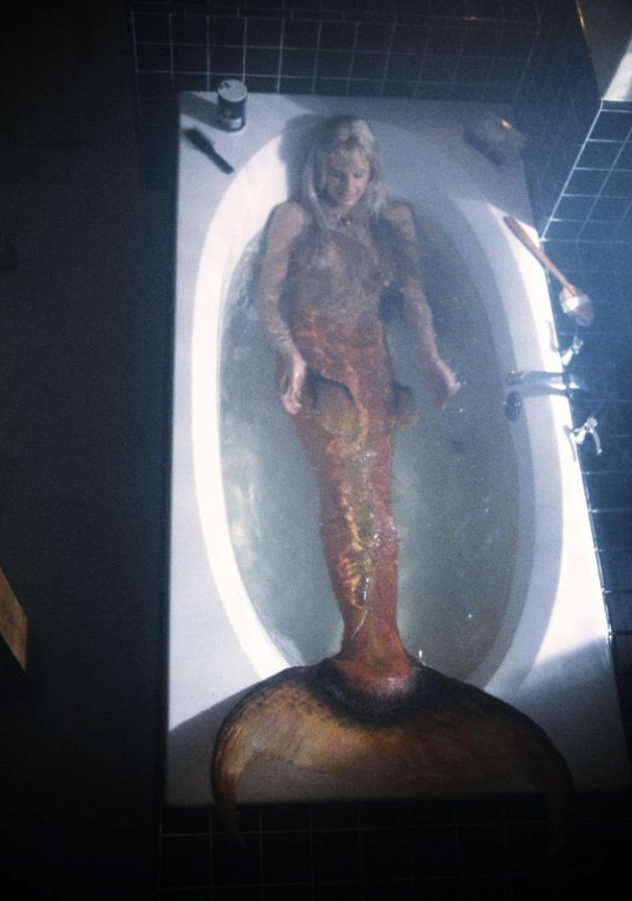 Dlouhé štíhlé nohy Daryl Hannah se ve filmu mění v ploutev, jejíž příprava maskérkám trvala hodiny.