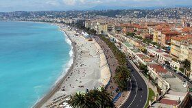 Omezení pro dovolenkáře ve Francii: Starosta chce na plážích v Nice zakázat kouření