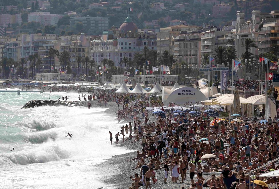 Přelidněná pláž u promenády ve francouzském Nice