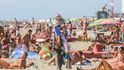Přelidněné pláže v italském Viareggiu (2. srpna 2015)