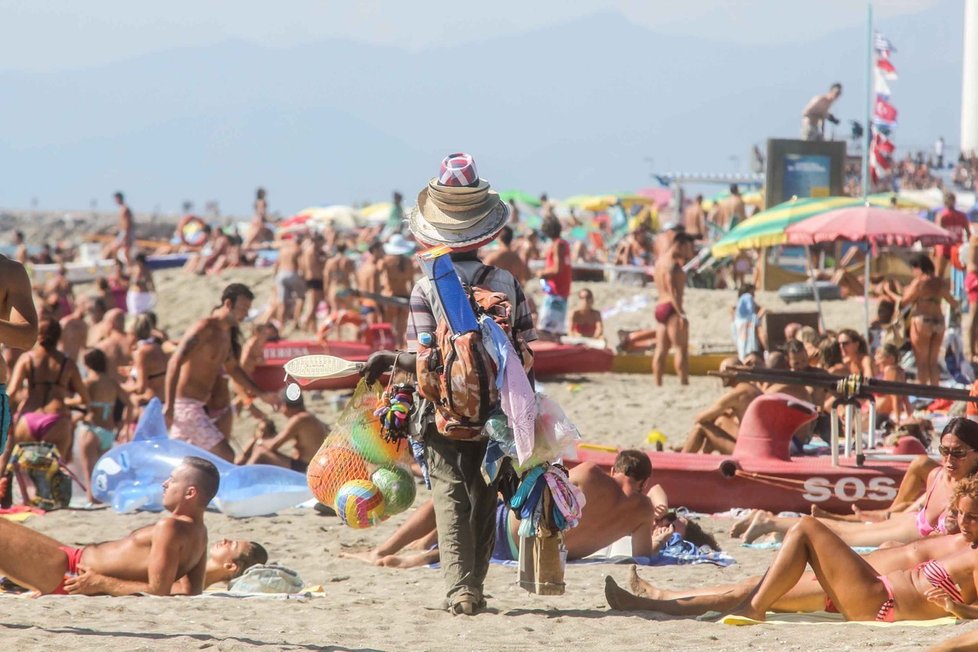 Přelidněné pláže v italském Viareggiu (2. srpna 2015)