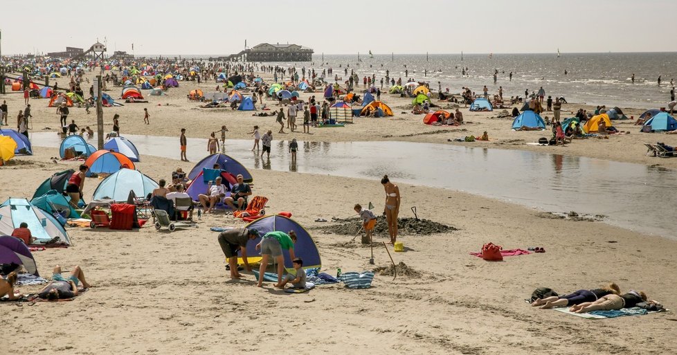 Spousta lidí vyrazila i na pláž St Peter-Ording na severovýchodě Německa