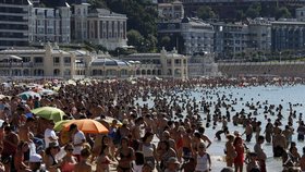 Přelidněná La Concha beach ve španělském San Sebastianu