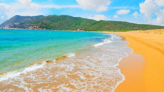 Písek z pláže jako suvenýr? Krádež, hlásí Sardinie a turistům rozdává tučné pokuty 