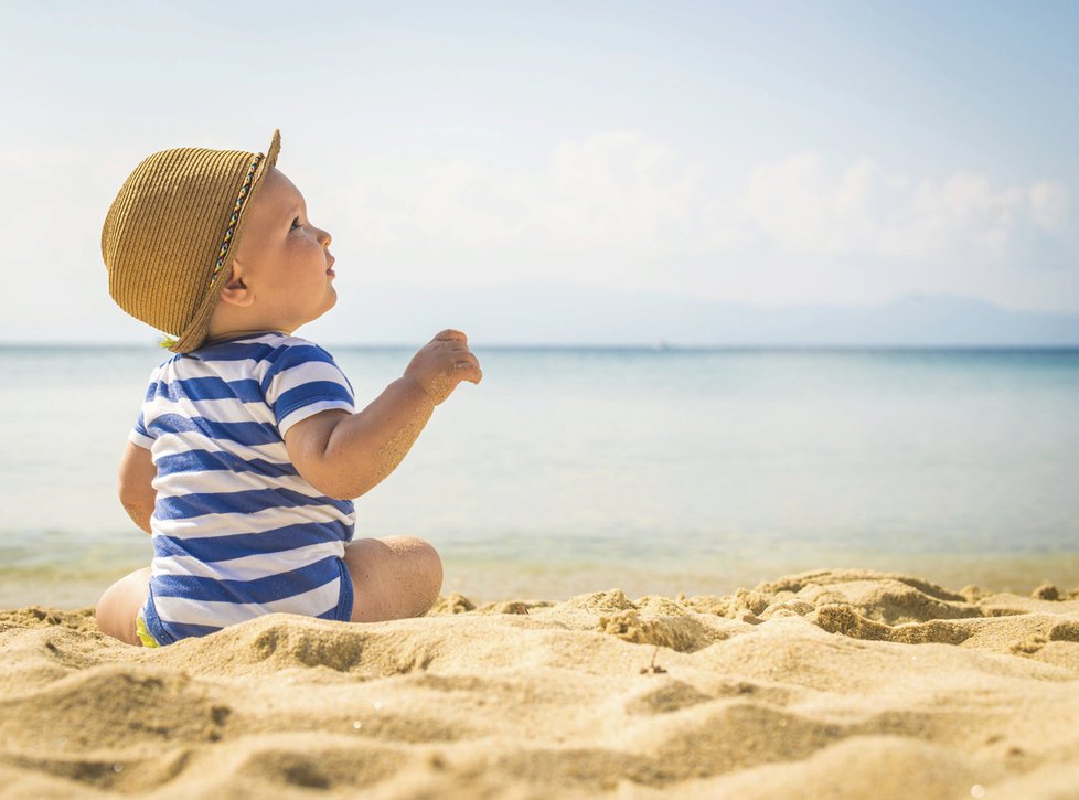 Užívejte si relax na pláži. Až bude dítě běhat, už si moc neodpočinete.