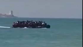 Turisty na pláži u Cádizu zaskočil člun, z něhož vyběhli migranti