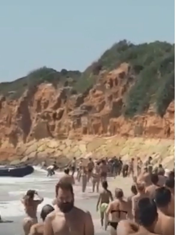 Turisty na pláži u Cádizu zaskočil člun, z něhož vyběhli migranti.