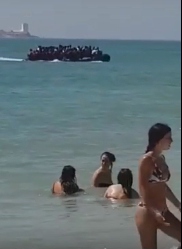 Turisty na pláži u Cádizu zaskočil člun, z něhož vyběhli migranti.