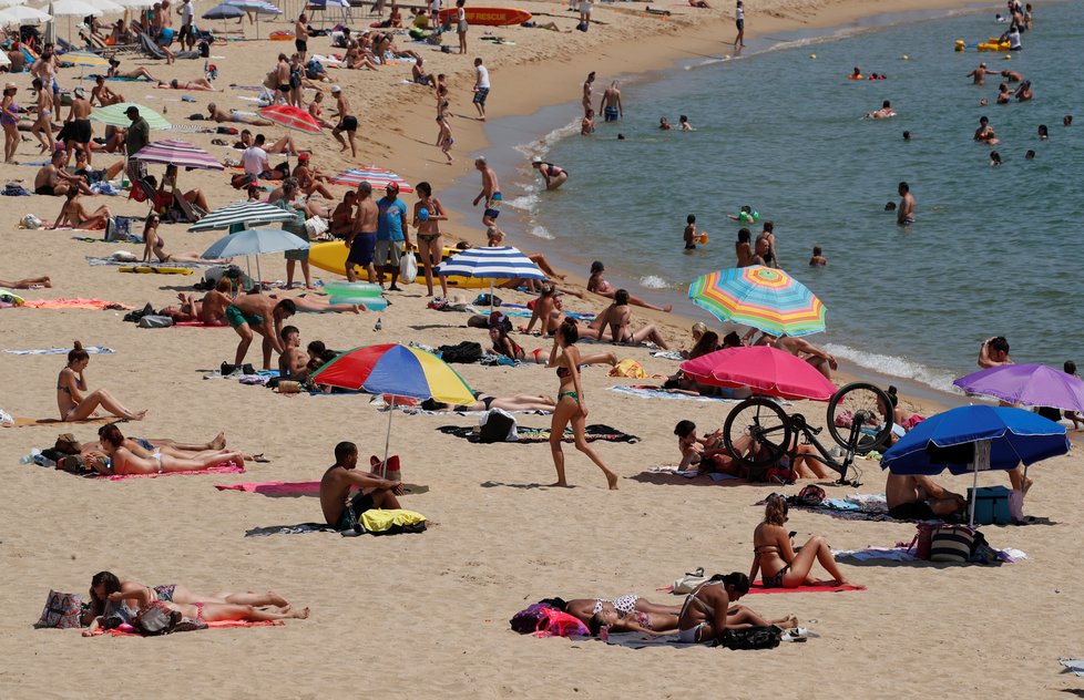 Koronavirus ve Španělsku: Davy lidí na pláži v Barceloně (30.7.2020)