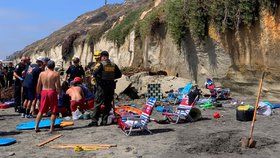 Tragédie na oblíbené pláži v Kalifornii u San Diega: Sesuv útesu zabil tři lidi (2. 8. 2019)