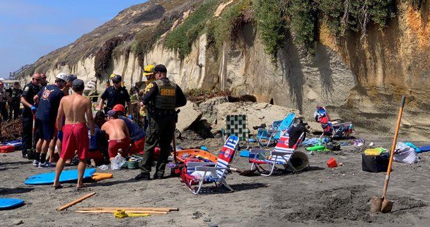 Tragédie na oblíbené pláži v Kalifornii: Útes zabil tři lidi a rozmetal lehátka