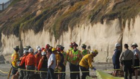Tragédie na oblíbené pláži v Kalifornii u San Diega: Sesuv útesu zabil tři lidi.
