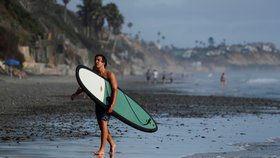 Tragédie na oblíbené pláži v Kalifornii u San Diega: Sesuv útesu zabil tři lidi.
