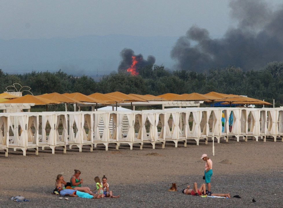 Lidé na pláži během války na Krymu (10. 8. 2022)