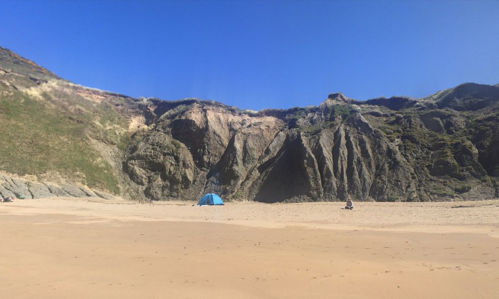 Pláž Traeth Mwnt, na kterou se výletníci vydali, bývá oblíbenou turistickou destinací vhodnou ke stanování.