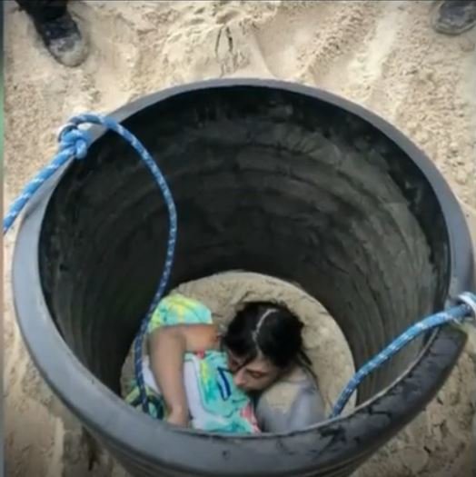 Dívka (15) málem zemřela na pláži: Při kopání jámy ji zasypal písek.